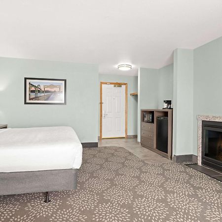 La Quinta By Wyndham Newport Hotel Exterior photo