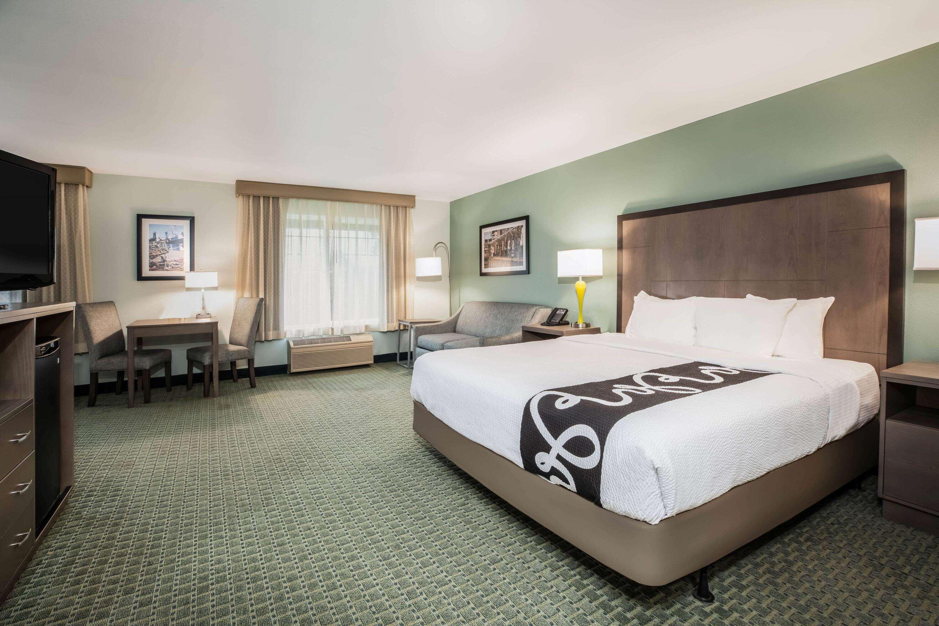 La Quinta By Wyndham Newport Hotel Exterior photo