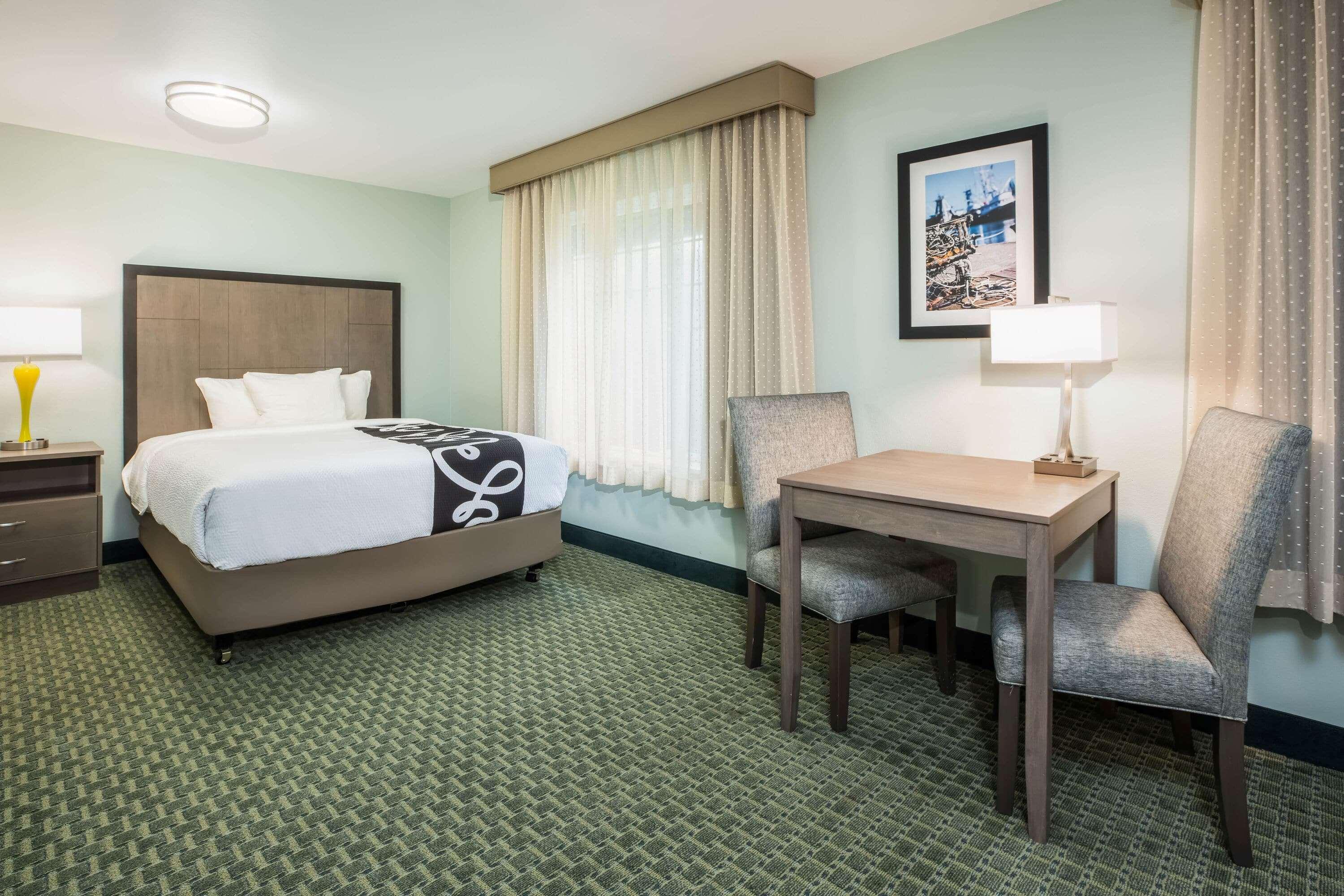 La Quinta By Wyndham Newport Hotel Exterior photo