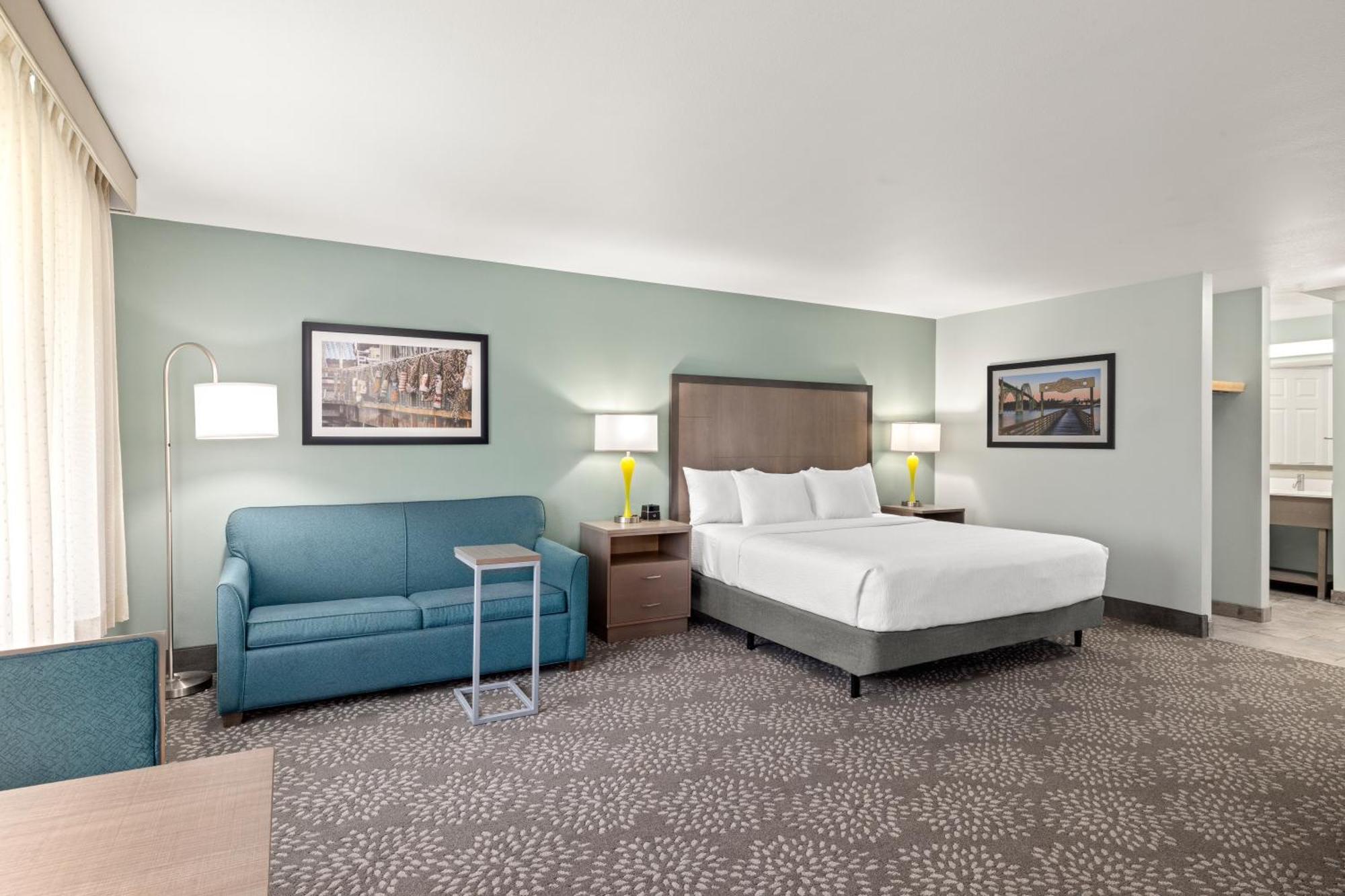La Quinta By Wyndham Newport Hotel Exterior photo