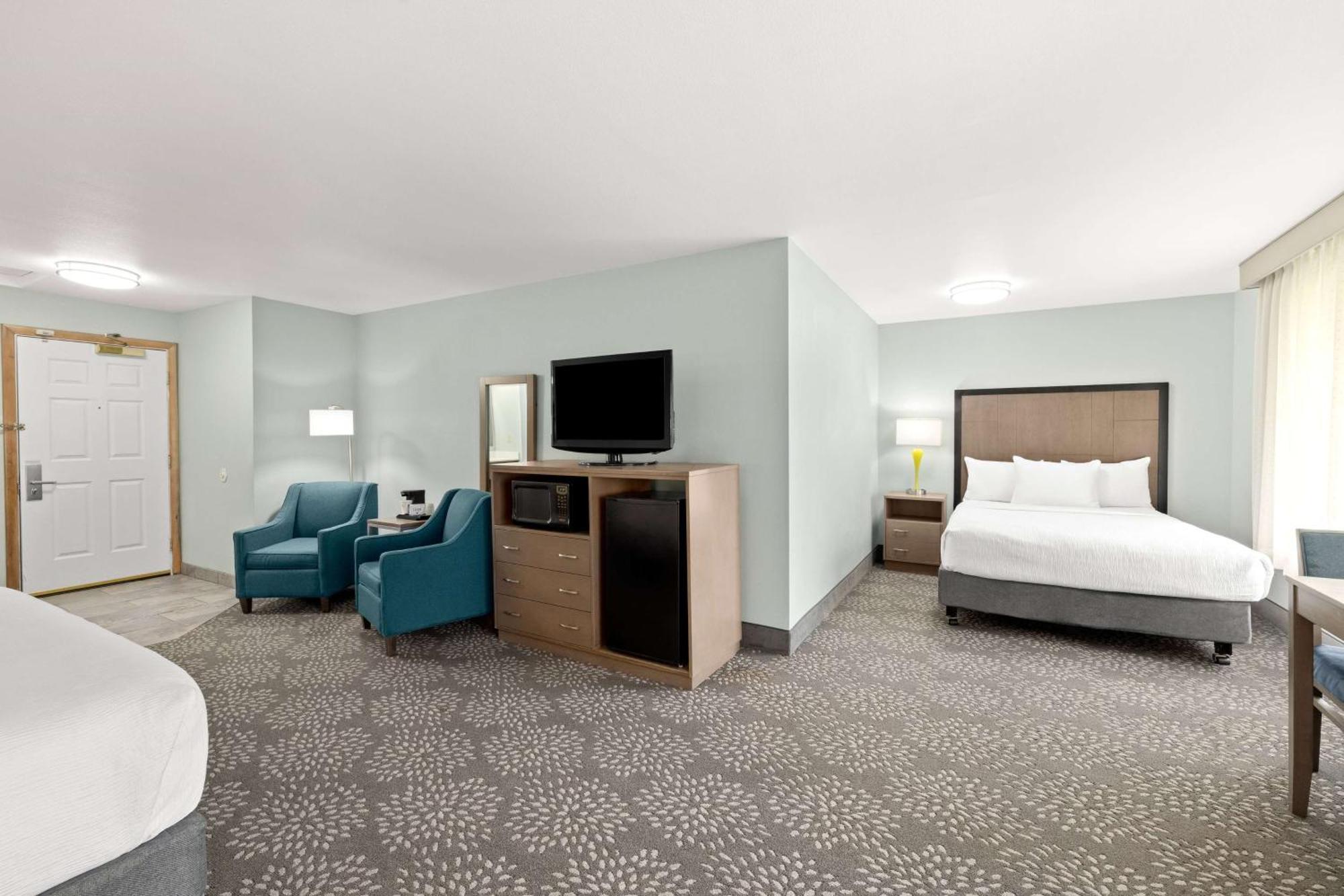 La Quinta By Wyndham Newport Hotel Exterior photo