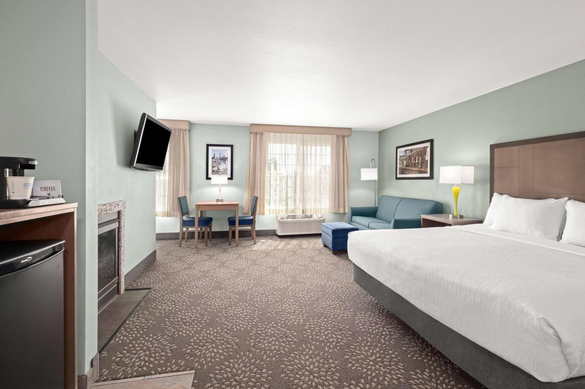 La Quinta By Wyndham Newport Hotel Exterior photo